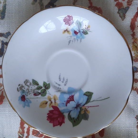 Delphine Bone China cup and saucer - Picture 4 of 8